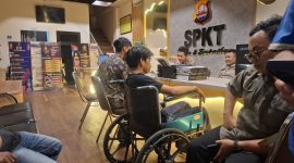 Wartawan Kabupaten Serang, Kosasih Sukmawijaya alias Aden, didampingi kuasa hukumnya saat melaporkan dugaan pengeroyokan dan penghalangan kerja jurnalistik ke SPKT Polda Banten, (Dok)