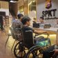 Wartawan Kabupaten Serang, Kosasih Sukmawijaya alias Aden, didampingi kuasa hukumnya saat melaporkan dugaan pengeroyokan dan penghalangan kerja jurnalistik ke SPKT Polda Banten, (Dok)