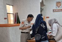 Sellydayanti Sipayung mendatangi Polda Banten untuk mencari kepastian penanganan laporan dugaan pengeroyokan yang disebutnya mandek lebih dari setahun. Dok (Dir/Total Banten)