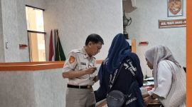 Sellydayanti Sipayung mendatangi Polda Banten untuk mencari kepastian penanganan laporan dugaan pengeroyokan yang disebutnya mandek lebih dari setahun. Dok (Dir/Total Banten)