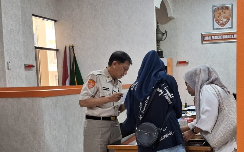 Sellydayanti Sipayung mendatangi Polda Banten untuk mencari kepastian penanganan laporan dugaan pengeroyokan yang disebutnya mandek lebih dari setahun. Dok (Dir/Total Banten)