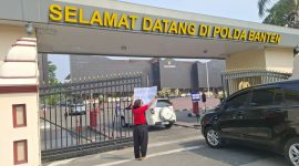 Ibu-ibu Asal Batam Aksi Tunggal di Mapolda Banten. Dok (Dir/Total Banten)