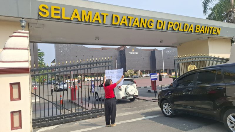 Ibu-ibu Asal Batam Aksi Tunggal di Mapolda Banten. Dok (Dir/Total Banten)
