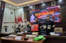 Polisi menunjukkan barang bukti dalam pengungkapan jaringan peredaran sabu dan liquid yang diduga mengandung etomidate. Dok (Dirhat/Total Banten)