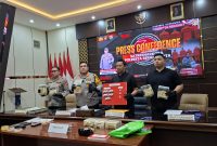 Polisi menunjukkan barang bukti dalam pengungkapan jaringan peredaran sabu dan liquid yang diduga mengandung etomidate. Dok (Dirhat/Total Banten)