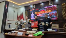 Polisi menunjukkan barang bukti dalam pengungkapan jaringan peredaran sabu dan liquid yang diduga mengandung etomidate. Dok (Dirhat/Total Banten)