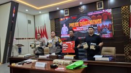 Polisi menunjukkan barang bukti dalam pengungkapan jaringan peredaran sabu dan liquid yang diduga mengandung etomidate. Dok (Dirhat/Total Banten)