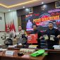 Polisi menunjukkan barang bukti dalam pengungkapan jaringan peredaran sabu dan liquid yang diduga mengandung etomidate. Dok (Dirhat/Total Banten)