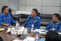 Sekda Kabupaten Serang Zaldi Dhuhana bersama jajaran OPD saat rapat koordinasi pembentukan Satgas Pertambangan di Puspemkab Serang, Dok (Total Banten)