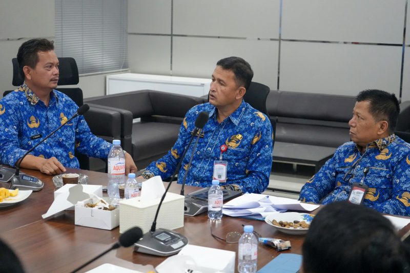 Sekda Kabupaten Serang Zaldi Dhuhana bersama jajaran OPD saat rapat koordinasi pembentukan Satgas Pertambangan di Puspemkab Serang, Dok (Total Banten)