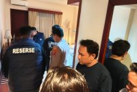 Polisi melakukan olah TKP di Hotel Le Dian kota serang, usai kematian  seorang peria Berinisal A (46), Dok (Total Banten)
