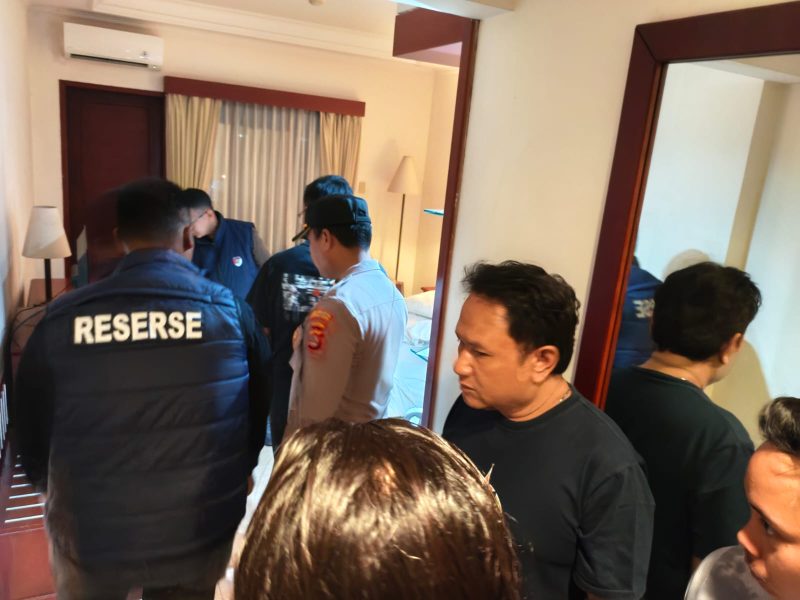Polisi melakukan olah TKP di Hotel Le Dian kota serang, usai kematian  seorang peria Berinisal A (46), Dok (Total Banten)