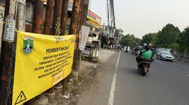 Kabel semrawut di Tangerang Selatan di tata ulang DPUPR Banten. (Dok)