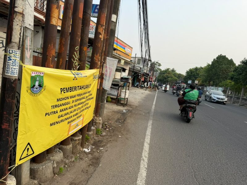 Kabel semrawut di Tangerang Selatan di tata ulang DPUPR Banten. (Dok)