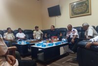 Wakil Ketua II DPRD Kabupaten Pandeglang, Dadi Rajadi, bersama sejumlah pihak membahas keluhan pedagang kaki lima terkait pungutan berulang di kawasan Pasar Pandeglang, Jalan Yumaga. Dok (Guntur/Total Banten)