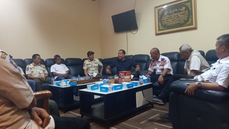 Wakil Ketua II DPRD Kabupaten Pandeglang, Dadi Rajadi, bersama sejumlah pihak membahas keluhan pedagang kaki lima terkait pungutan berulang di kawasan Pasar Pandeglang, Jalan Yumaga. Dok (Guntur/Total Banten)