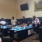 Wakil Ketua II DPRD Kabupaten Pandeglang, Dadi Rajadi, bersama sejumlah pihak membahas keluhan pedagang kaki lima terkait pungutan berulang di kawasan Pasar Pandeglang, Jalan Yumaga. Dok (Guntur/Total Banten)