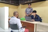 Pelaku Pencabulan Terhadap Anak Tiri Saat di mintai keterangan oleh Polisi Polres Pandeglang, Dok (Gun/Total Banten)