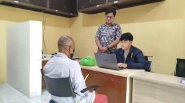 Pelaku Pencabulan Terhadap Anak Tiri Saat di mintai keterangan oleh Polisi Polres Pandeglang, Dok (Gun/Total Banten)