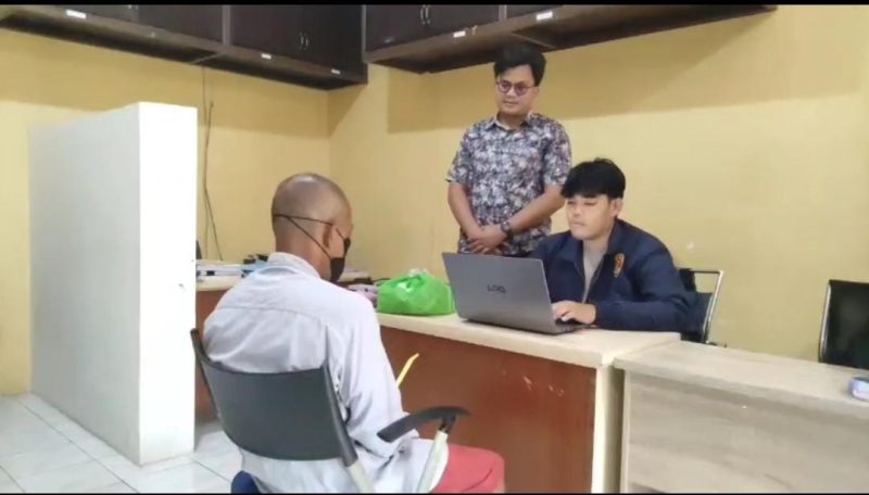 Pelaku Pencabulan Terhadap Anak Tiri Saat di mintai keterangan oleh Polisi Polres Pandeglang, Dok (Gun/Total Banten)