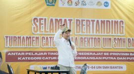 Wakil Gubernur Banten, Dimyati Natakusumah saat membuka turnamen catur antar pelajar. (Dok)