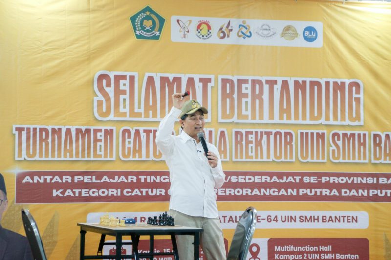 Wakil Gubernur Banten, Dimyati Natakusumah saat membuka turnamen catur antar pelajar. (Dok)