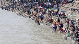 Ribuan Warga memadati bantaran Sungai Ciujung saat mengikuti tradisi Bedolan Pamarayan di Bendung Pamarayan Baru, Kabupaten Serang, Banten. (Dok/Total Banten)
