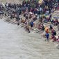 Ribuan Warga memadati bantaran Sungai Ciujung saat mengikuti tradisi Bedolan Pamarayan di Bendung Pamarayan Baru, Kabupaten Serang, Banten. (Dok/Total Banten)

