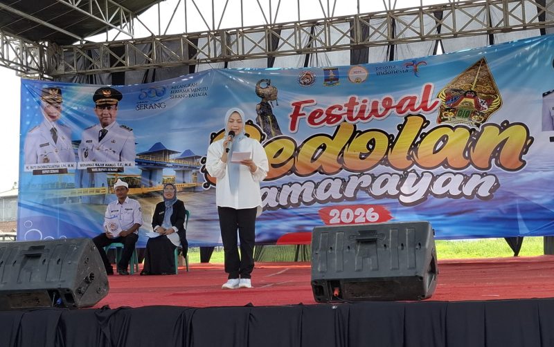 Bupati Serang Ratu Rachmatuzakiyah membuka Festival Bedolan Pamarayan 2026 di Bendung Pamarayan Baru, Kabupaten Serang (Dok/Total Banten)