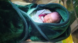 Bayi laki-laki yang ditemukan terbungkus kantong plastik merah di pesisir Pantai Bunda, Kampung Neglasari, Desa Panimbang Jaya, Kecamatan Panimbang, Kabupaten Pandeglang, Dok: (Gun/Total Banten)