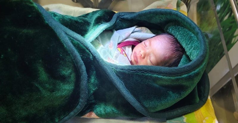 Bayi laki-laki yang ditemukan terbungkus kantong plastik merah di pesisir Pantai Bunda, Kampung Neglasari, Desa Panimbang Jaya, Kecamatan Panimbang, Kabupaten Pandeglang, Dok: (Gun/Total Banten)