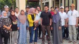 Keluarga pelapor usai pemeriksaan kasus dugaan kekerasan dalam rumah tangga (Dok)