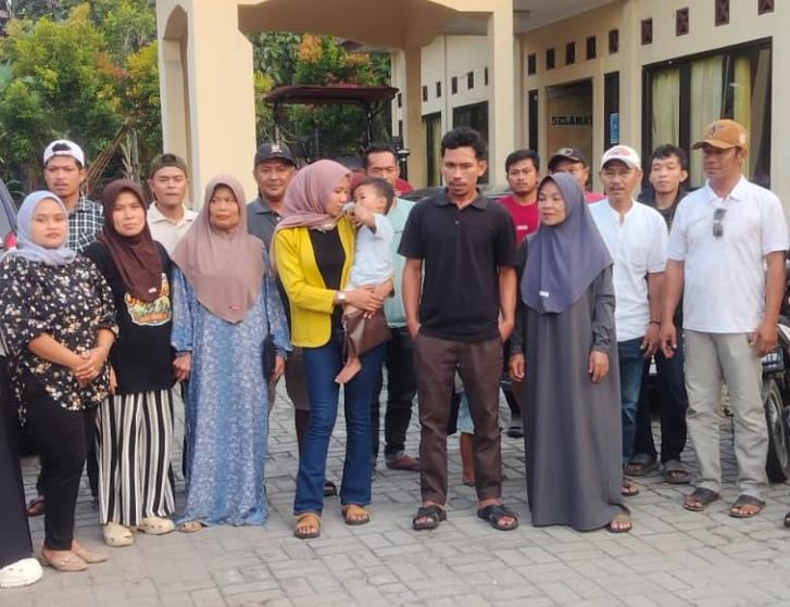 Keluarga pelapor usai pemeriksaan kasus dugaan kekerasan dalam rumah tangga (Dok)