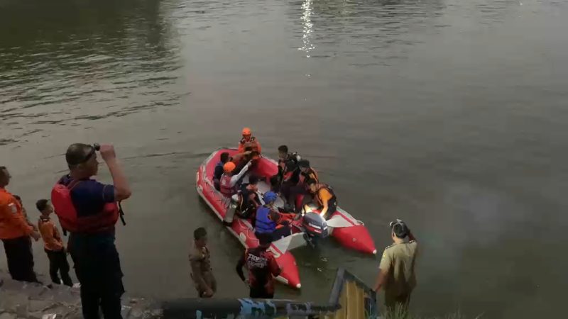 Tim SAR gabungan melakukan pencarian terhadap seorang anak laki-laki berusia 15 tahun yang dilaporkan tenggelam di Danau Retensi KP3B, Kota Serang, Banten, Dok (Total Banten)