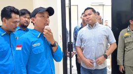 Aktivis KNPI Pandeglang mendatangi ruangan pimpinan DPRD Lantaran audiensi ditunda, Dok (Guntur/Total Banten) 