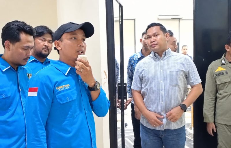 Aktivis KNPI Pandeglang mendatangi ruangan pimpinan DPRD Lantaran audiensi ditunda, Dok (Guntur/Total Banten) 
