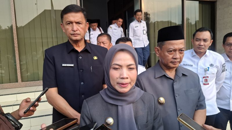 Bupati Serang, Ratu Rachmatuzzakiyah, Saat di Konfirmasi Samping Aula Gedung DPRD Kabupaten Serang (Pung/totalbanten). 