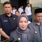 Bupati Serang, Ratu Rachmatuzzakiyah, Saat di Konfirmasi Samping Aula Gedung DPRD Kabupaten Serang (Pung/totalbanten). 