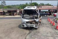 Kondisi Mobil elf yang mengangkut rombongan peserta manasik haji mengalami kerusakan parah pada bagian depan setelah terlibat kecelakaan dengan sepeda motor dan bus Murni di Jalan Raya Pandeglang–Labuan, tepatnya di depan SPBU Saketi, Kabupaten Pandeglang, Dok (Guntur/Total Banten)