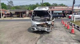 Kondisi Mobil elf yang mengangkut rombongan peserta manasik haji mengalami kerusakan parah pada bagian depan setelah terlibat kecelakaan dengan sepeda motor dan bus Murni di Jalan Raya Pandeglang–Labuan, tepatnya di depan SPBU Saketi, Kabupaten Pandeglang, Dok (Guntur/Total Banten)