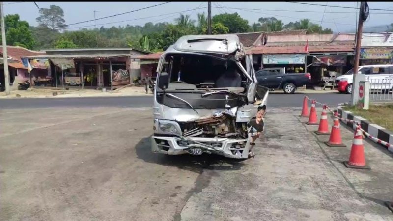 Kondisi Mobil elf yang mengangkut rombongan peserta manasik haji mengalami kerusakan parah pada bagian depan setelah terlibat kecelakaan dengan sepeda motor dan bus Murni di Jalan Raya Pandeglang–Labuan, tepatnya di depan SPBU Saketi, Kabupaten Pandeglang, Dok (Guntur/Total Banten)