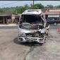 Kondisi Mobil elf yang mengangkut rombongan peserta manasik haji mengalami kerusakan parah pada bagian depan setelah terlibat kecelakaan dengan sepeda motor dan bus Murni di Jalan Raya Pandeglang–Labuan, tepatnya di depan SPBU Saketi, Kabupaten Pandeglang, Dok (Guntur/Total Banten)