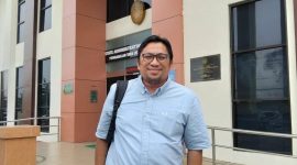 Pakar hukum tata negara Feri Amsari memberikan keterangan kepada pers di PTUN Serang, Dok (Total Banten)