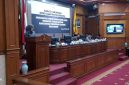 Sri Rezeki, Anggota DPRD Kabupaten Serang, Saat Menyampaikan Dua Pandangan Usul Bupati (Pung/totalbanten). 