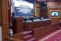 Sri Rezeki, Anggota DPRD Kabupaten Serang, Saat Menyampaikan Dua Pandangan Usul Bupati (Pung/totalbanten). 
