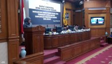 Sri Rezeki, Anggota DPRD Kabupaten Serang, Saat Menyampaikan Dua Pandangan Usul Bupati (Pung/totalbanten). 