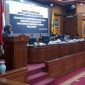 Sri Rezeki, Anggota DPRD Kabupaten Serang, Saat Menyampaikan Dua Pandangan Usul Bupati (Pung/totalbanten). 