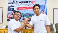 Khaerul Anwar (kanan) bersama Muhammad Jejen usai terpilih secara aklamasi sebagai Ketua dan Sekretaris Jenderal Pokja Wartawan Harian dan Elektronik Provinsi Banten periode 2026–2029 dalam Kongres VIII di Cisarua, Kabupaten Bogor, Dok (Total Banten)