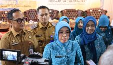 Ketua Tim Penggerak PKK Provinsi Banten Tinawati Andra Soni, memberikan keterangan saat di wawancara pers, (Dok/Total Banten)