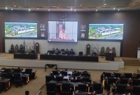 Gubernur Banten, Andra Soni saat menyampaikan draf Raperda di Paripurna DPRD Banten. (Dok)